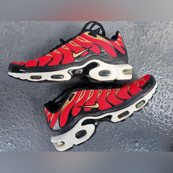 Nike Air Max Plus- University Red & Metallic Gold- 8.5 - Picture 1 of 9